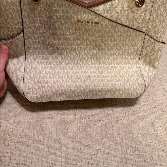 Michael Kors Cream and Gold Shoulder Bag - Picture 2 of 15
